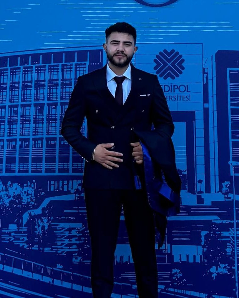 MS Tasarım İç Mimarlık kurucusu iç mimar Muhammed Sarıçam, koyu renk takım elbiseyle